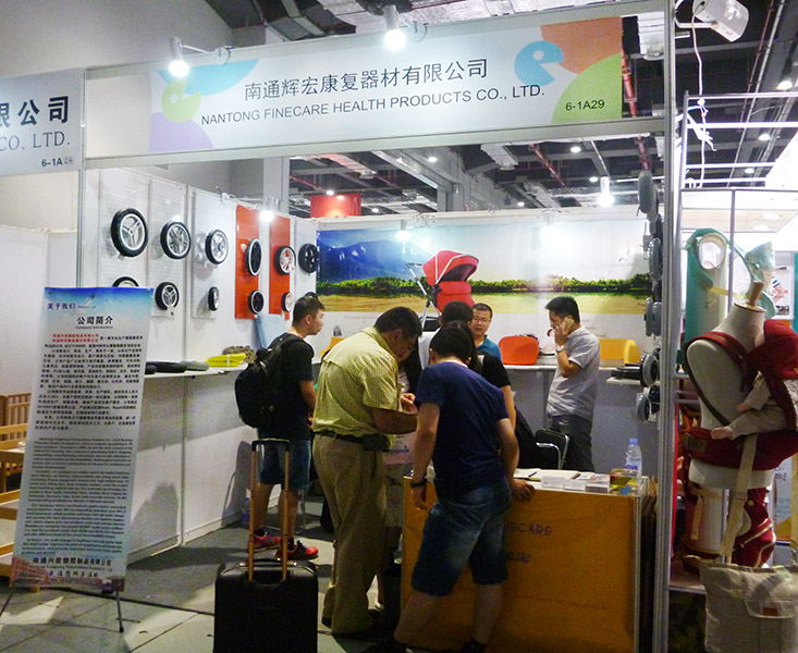 國內(nèi)外客戶在展會上咨詢產(chǎn)品